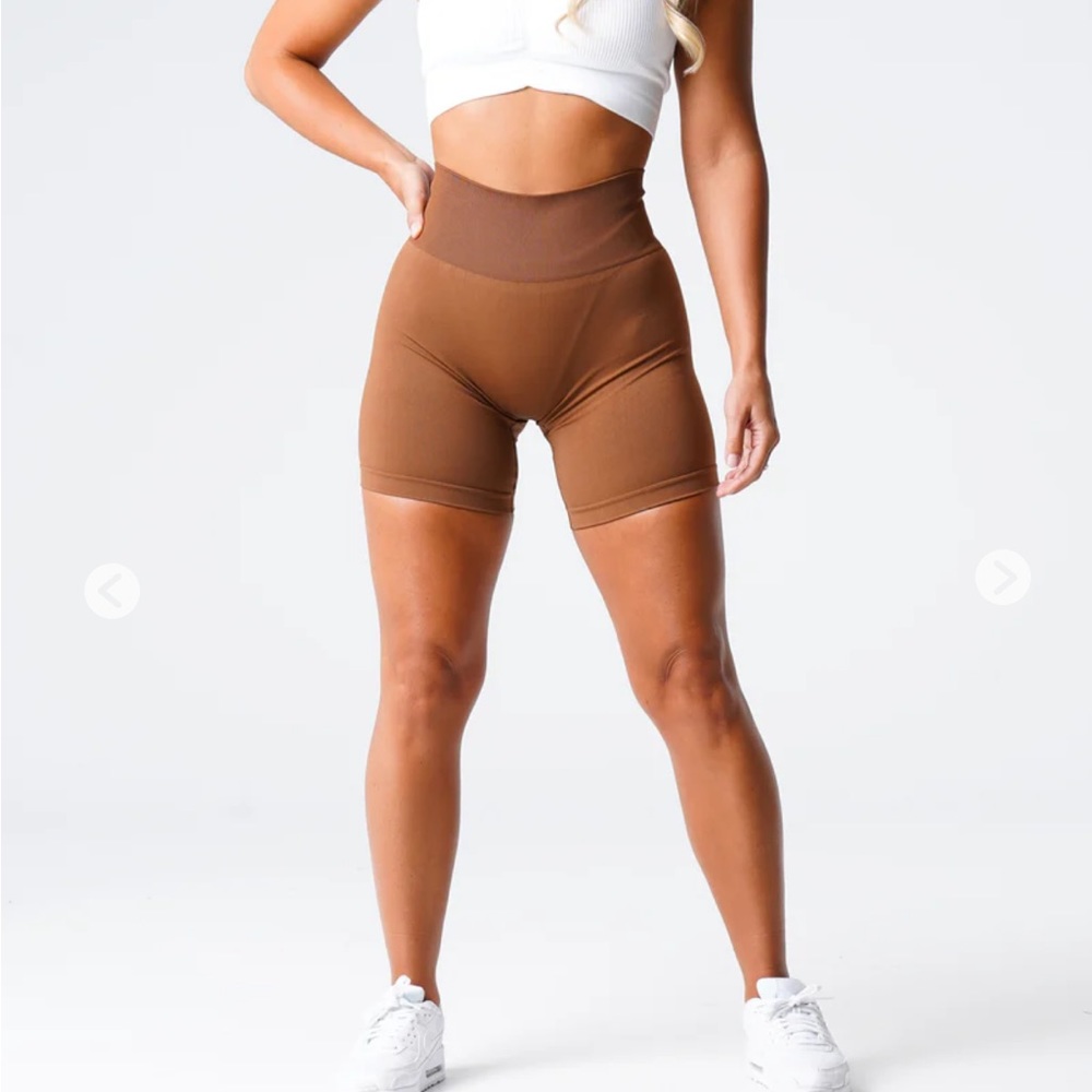 NVGTN solid seamless shorts in caramel size medium